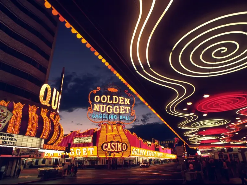 Las Vegas Downtown의 대표적인 Golden Nugget Hotel이며 야경으로 화려하게 장식된 모습