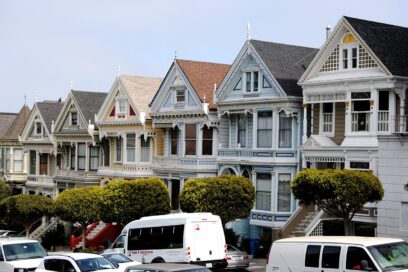 Painted Ladies: 도시 위에 그려진 동화 속 집들