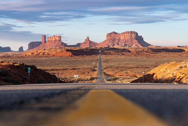 monument valley를 앞두고 곧게 뻗은 도로