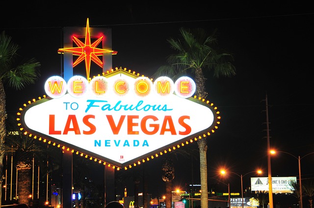 Las Vegas 표지판으로 밤에 보이는 모습이 화려함