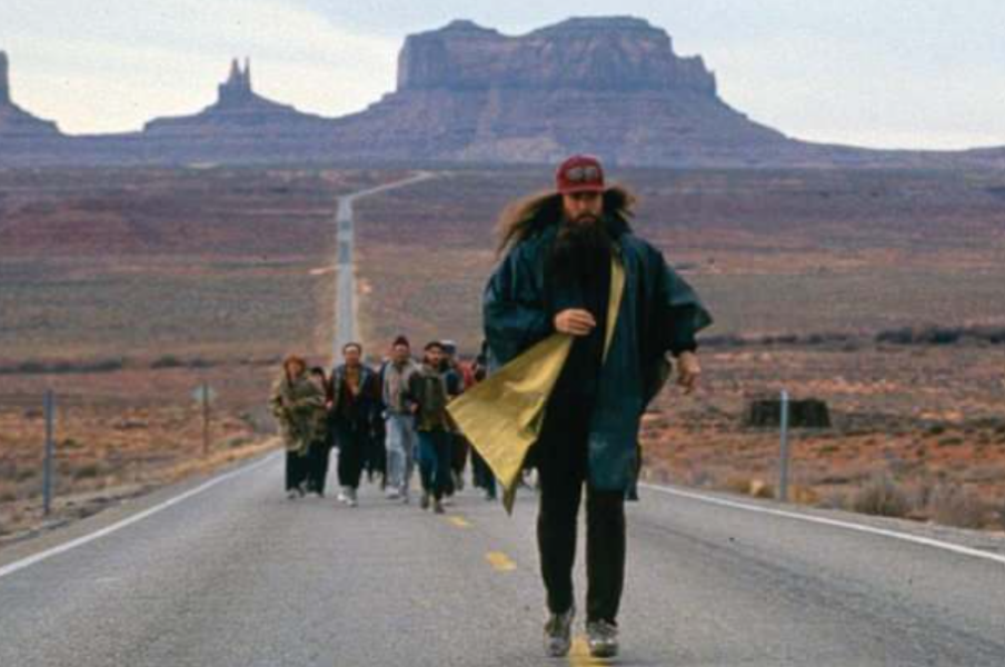 Forrest Gump Road를 달리는 주인공과 동료들의 모습