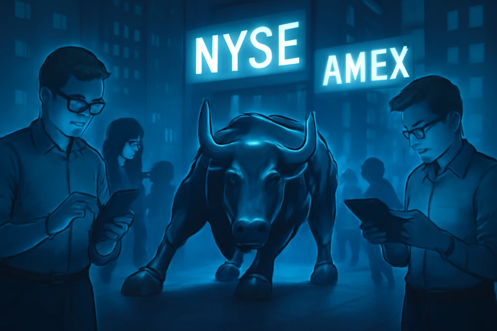 야간의 월가, 황소상이 네온 블루 불빛에 감싸여 있고, 그 위쪽에 NYSE, NASDAQ, AMEX 로고가 입체적 레이어로 겹쳐 빛남. 디지털 도시의 역동성과 신뢰 모두 표현