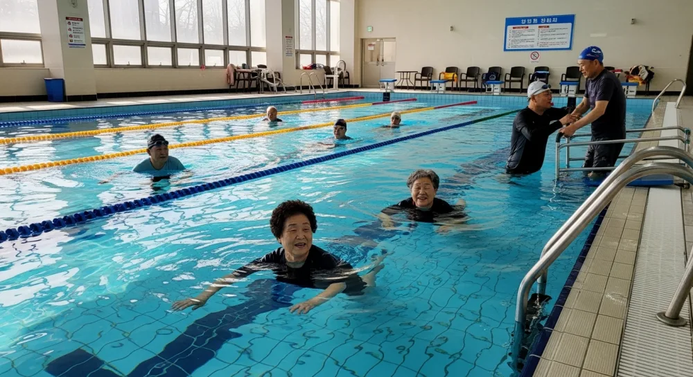어르신 스포츠 상품권을 이용하여 수영장을 이용하는 모습