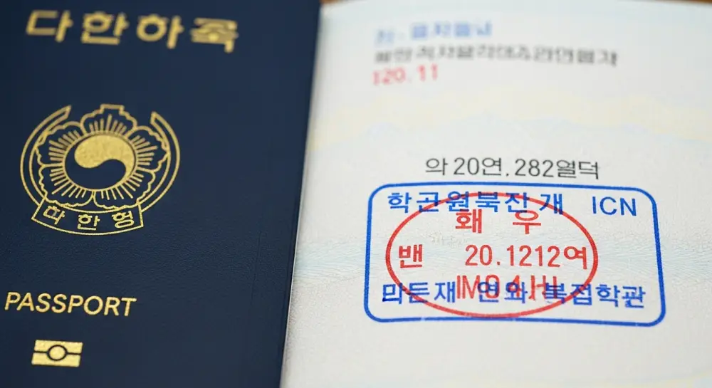 여권 겉 표지와 스탬프