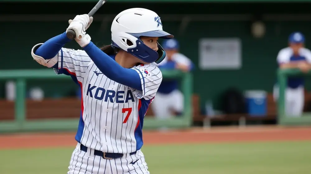 야구여왕의 타자가 타격하는 광경