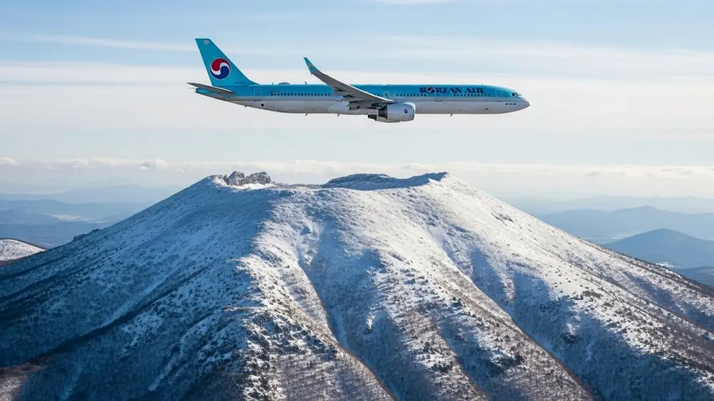 겨울 눈꽃산행 여행지인 한라산을 비행기에서 본 전경