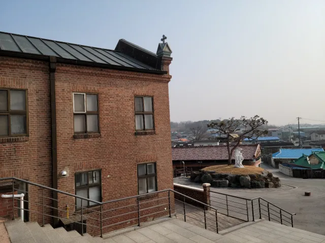 나바위 성당의 건물